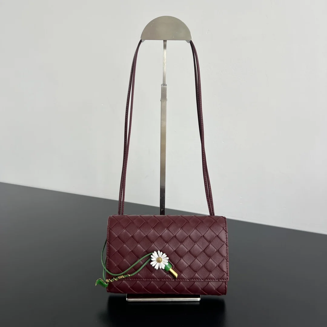 原单BV女包|高仿BV女包|精仿BV女包|一比一BV女包BV新品  Andiamo小皱菊斜挎包  838870 精致俏皮的信封斜挎包 点缀着一朵绽放的小皱菊显的好有生命力 限量的工艺和编织羊皮打造 闭合扣以皱菊花朵替代 是浪漫的小心机 实用与美学同频 装的下日常琐碎 也装的下优雅与松弛的风格 背它出门 让每一步都像在春日里花园漫步   尺寸 19x13x2