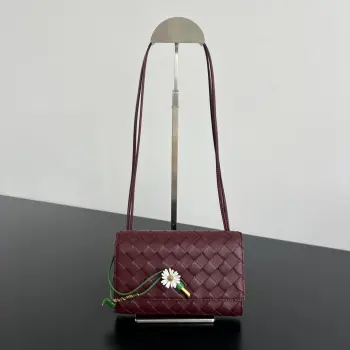 BV新品  Andiamo小皱菊斜挎包  838870 精致俏皮的信封斜挎包 点缀着一朵绽放的小皱菊显的好有生命力 限量的工艺和编织羊皮打造 闭合扣以皱菊花朵替代 是浪漫的小心机 实用与美学同频 装的下日常琐碎 也装的下优雅与松弛的风格 背它出门 让每一步都像在春日里花园漫步   尺寸 19x13x2