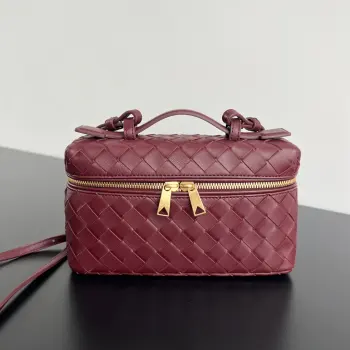  BV新款  Vanity Case 绳带化妆包 789109 是一只超实用又很有型的盒子化妆包呀 采用品牌最经典的牛皮编织 搭配双向拉链开合 整体风格复古而优雅 顶部可提手 肩带可随意调节 手提优雅气质 斜挎休闲随性 解锁各种凹造型场景  尺寸 22x12.5x5
