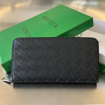  Bv 男士编织钱包 593217  经典编织牛皮制成 柔软舒适  有质感 内部细致的分隔设计和高品质的内衬材料 确保了钱包的耐用性和整齐有序 可以存放现金 卡片 和其他小物品 非常的实用 出门带上它足够  这款钱包绝对是您的最佳选择  尺寸 19x10x2