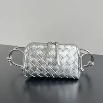  Bv新款 Concert  pouch  794258 圣诞限定款 精湛的褶皱编织工艺配以璀璨的金银色调 默默地闪闪生辉轻易夺目 配有皮质双头拉链 开口宽敞 易取易放 肩带绳结处可滑动自由调节长短 即  斜挎 腋下 又能当手拿包 小小身板 大大容量 真滴太太实用啦 关键还特百搭 快 姐妹一起来入这款小巧精致好看百搭的包包叭  尺寸 18.5*11.5*8.5
