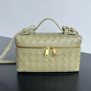  BV新款  Vanity Case 绳带化妆包 789109 是一只超实用又很有型的盒子化妆包呀 采用品牌最经典的牛皮编织 搭配双向拉链开合 整体风格复古而优雅 顶部可提手 肩带可随意调节 手提优雅气质 斜挎休闲随性 解锁各种凹造型场景  尺寸 22x12.5x5