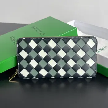  Bv 男士编织钱包 593217  三种不同颜色牛皮编织制成 柔软舒适  有质感 内部细致的分隔设计和高品质的内衬材料 确保了钱包的耐用性和整齐有序 可以存放现金 卡片 和其他小物品 非常的实用 出门带上它足够  这款钱包绝对是您的最佳选择  尺寸 19x10x2