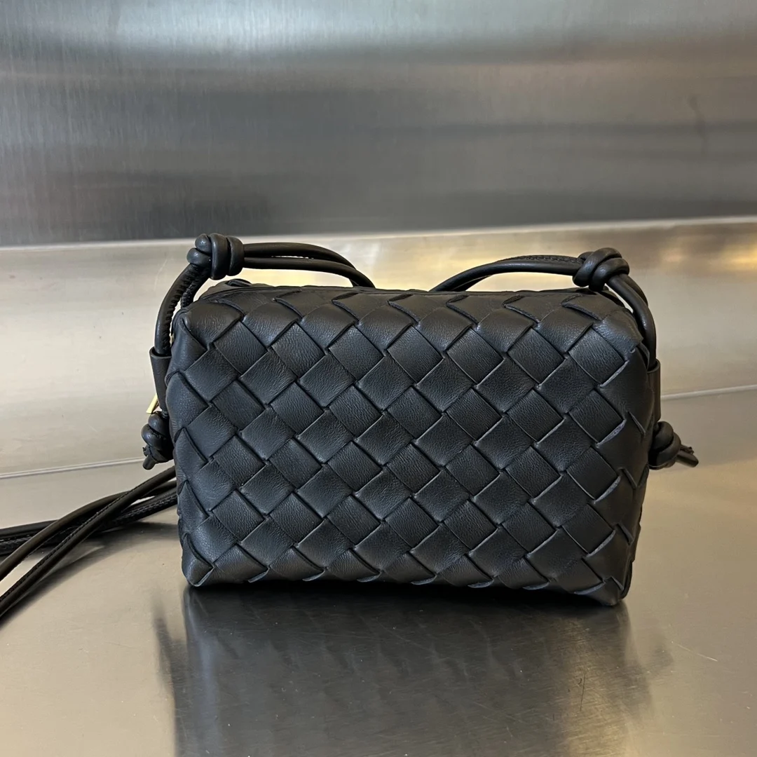 原单BV女包|高仿BV女包|精仿BV女包|一比一BV女包Botteg* veneta.  723547 再次提升版本 所谓是多受欢迎的相机包  单拉链五金开合设计 正正方方的包型搭配经典编织元素  里外采用精选原厂羊皮制成 轻盈舒适 处处透露着高级感  包身小巧 却不妨碍它的实用性 足够容纳手机等日常必备品 还可以当做洗漱包放置日常化妆品 实用性倍增 肩带可随意调节皮革拉绳 超级无敌好看且百搭   尺寸 17x10x6