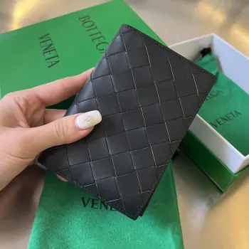 B家 新款护照夹 607482        经典的编织元素是bv的标志  由牛皮制成 触感很柔软 耐用耐造 除了放护照 还可以放下卡片证件 和少量现金 小巧精致 国门大开放 护照夹必备单品 超级适合旅行时使用 编织是该牌子永远的经典存在 尺寸 13.3x9.5