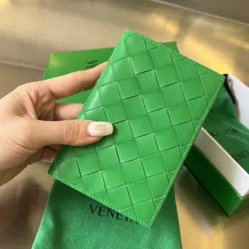B家 新款护照夹 607482        经典的编织元素是bv的标志  由牛皮制成 触感很柔软 耐用耐造 除了放护照 还可以放下卡片证件 和少量现金 小巧精致 国门大开放 护照夹必备单品 超级适合旅行时使用 编织是该牌子永远的经典存在 尺寸 13.3x9.5