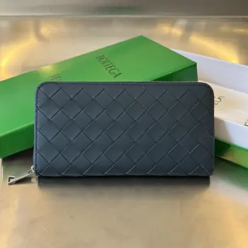  Bv 男士编织钱包 593217  经典编织牛皮制成 柔软舒适  有质感 内部细致的分隔设计和高品质的内衬材料 确保了钱包的耐用性和整齐有序 可以存放现金 卡片 和其他小物品 非常的实用 出门带上它足够  这款钱包绝对是您的最佳选择  尺寸 19x10x2
