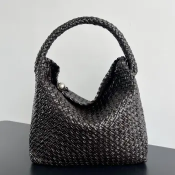 BV新品 Tosca 765373  最为顶级工艺品Tosca出新成员啦  它真的很注重工艺 一看就很贵系列 当你拥有这款Tosca就明白它为什么值这个价格 非常繁琐编织工艺设计  这次整个手袋呈现的是一个一体成型的三角造型 手柄处也是采用单手柄设计 银金属圆球点缀即简单又高级 包体非常轻盈 舒适 重工材质加上超大容量 即实用又很有魅力  尺寸 45*40*10
