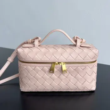  BV新款  Vanity Case 绳带化妆包 789109 是一只超实用又很有型的盒子化妆包呀 采用品牌最经典的牛皮编织 搭配双向拉链开合 整体风格复古而优雅 顶部可提手 肩带可随意调节 手提优雅气质 斜挎休闲随性 解锁各种凹造型场景  尺寸 22x12.5x5