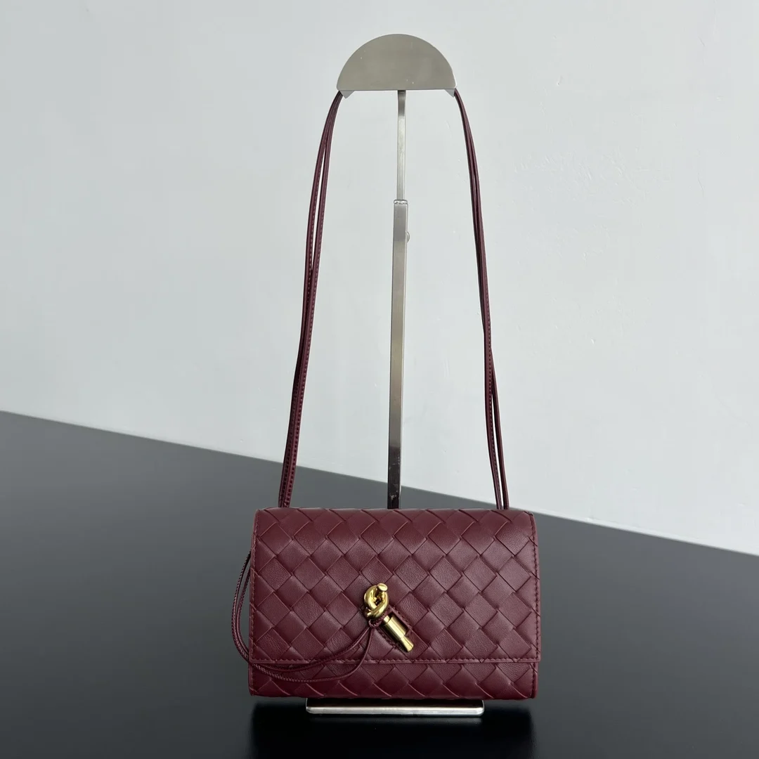 原单BV女包|高仿BV女包|精仿BV女包|一比一BV女包BV新品  Andiamo信封斜挎包   836940 Andiamo家族又来新成员啦 小版的Mini造型精致可爱 整个包型采用了intrecciato编织工艺 小羊皮革 搭配标志性的缪斯黄铜金属绳结扣开合真的很细节  内里设有一个隔层和2个卡槽位 装下手机 卡片和日常小物毫无压力 可拆卸肩带设计 随心切换 白天斜挎轻便出街 晚上变身优雅手拿包 实用即实背 尺寸 19x13x2