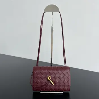 BV新品  Andiamo信封斜挎包   836940 Andiamo家族又来新成员啦 小版的Mini造型精致可爱 整个包型采用了intrecciato编织工艺 小羊皮革 搭配标志性的缪斯黄铜金属绳结扣开合真的很细节  内里设有一个隔层和2个卡槽位 装下手机 卡片和日常小物毫无压力 可拆卸肩带设计 随心切换 白天斜挎轻便出街 晚上变身优雅手拿包 实用即实背 尺寸 19x13x2