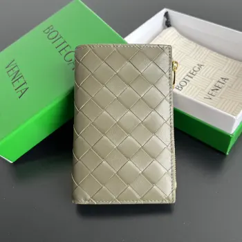 Bv 编织双折拉链钱包 749940  男女通用小巧精致的钱包   优雅时尚的造型  融合了经典的设计和实用的功能 完美的展现出羊皮革的质感与利落 按扣开合 配带10个卡位 一个纸币隔层 一个拉链零钱包 满足钱包的所有功能  多颜色选择 送礼或者自用的好搭子   尺寸 14.5x9.5