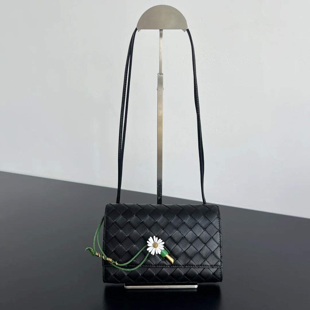 原单BV女包|高仿BV女包|精仿BV女包|一比一BV女包BV新品  Andiamo小皱菊斜挎包  838870 精致俏皮的信封斜挎包 点缀着一朵绽放的小皱菊显的好有生命力 限量的工艺和编织羊皮打造 闭合扣以皱菊花朵替代 是浪漫的小心机 实用与美学同频 装的下日常琐碎 也装的下优雅与松弛的风格 背它出门 让每一步都像在春日里花园漫步   尺寸 19x13x2