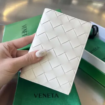 B家 新款护照夹607482  经典的编织元素是bv的标志  由牛皮制成 触感很柔软 耐用耐造 除了放护照 还可以放下卡片证件 和少量现金 小巧精致 国门大开放 护照夹必备单品 超级适合旅行时使用 编织是该牌子永远的经典存在 尺寸 13.3x9.5