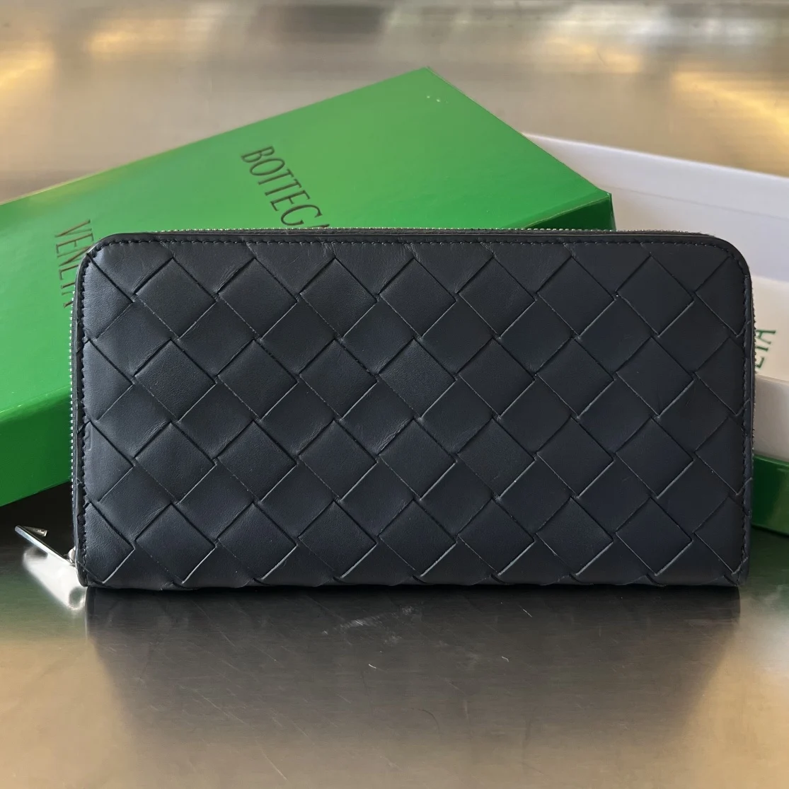 原单BV钱包|高仿BV钱包|精仿BV钱包|一比一BV钱包 Bv 男士编织钱包 593217  经典编织牛皮制成 柔软舒适  有质感 内部细致的分隔设计和高品质的内衬材料 确保了钱包的耐用性和整齐有序 可以存放现金 卡片 和其他小物品 非常的实用 出门带上它足够  这款钱包绝对是您的最佳选择  尺寸 19x10x2