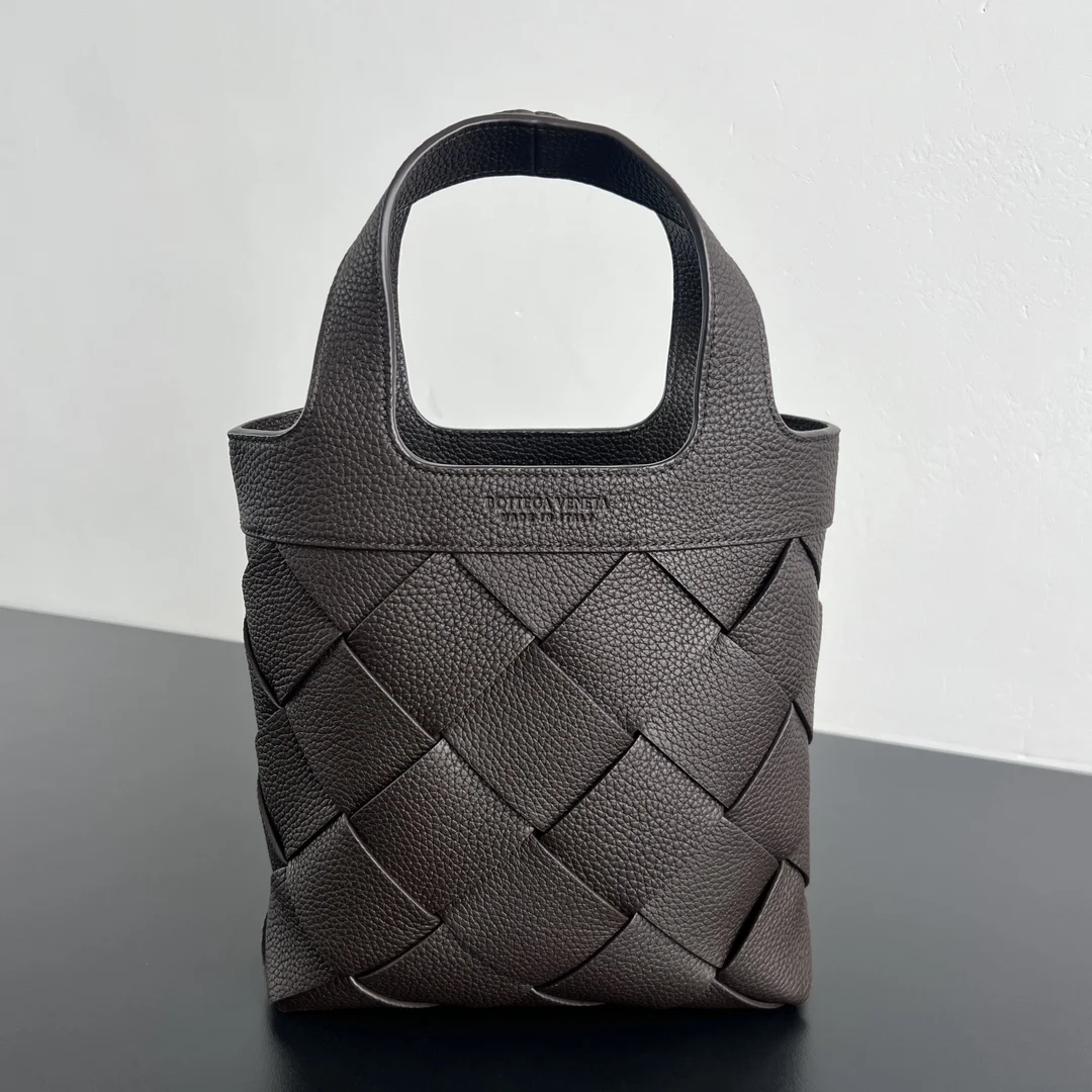 原单BV女包|高仿BV女包|精仿BV女包|一比一BV女包 BV 新品 Tote Diago 837364 整体风格简约高级 没有过多繁杂装饰 却凭借独特的工艺和质感脱颖而出 包身采用质感细腻粒面牛皮革 不仅触感舒适 还具有一定的耐磨性 提升包包的耐用度 同时给人一种低调奢华的视觉感受 包包提手与包身自然衔接 配有随意拆卸肩带 即适合日常休闲场合 也能在正式的场合展现出优雅的气质 沉稳大气 又不会过于张扬  尺寸 25x22x7