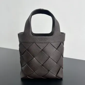  BV 新品 Tote Diago 837364 整体风格简约高级 没有过多繁杂装饰 却凭借独特的工艺和质感脱颖而出 包身采用质感细腻粒面牛皮革 不仅触感舒适 还具有一定的耐磨性 提升包包的耐用度 同时给人一种低调奢华的视觉感受 包包提手与包身自然衔接 配有随意拆卸肩带 即适合日常休闲场合 也能在正式的场合展现出优雅的气质 沉稳大气 又不会过于张扬  尺寸 25x22x7