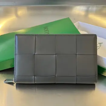  Bv 男士大编格钱包 649607  经典编织牛皮制成 柔软舒适  有质感 内部细致的分隔设计和高品质的内衬材料 确保了钱包的耐用性和整齐有序 可以存放现金 卡片 和其他小物品 非常的实用 出门带上它足够  这款钱包绝对是您的最佳选择  尺寸 19x11.4x2