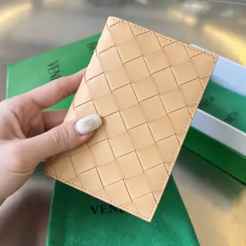 B家 新款护照夹 607482        经典的编织元素是bv的标志  由牛皮制成 触感很柔软 耐用耐造 除了放护照 还可以放下卡片证件 和少量现金 小巧精致 国门大开放 护照夹必备单品 超级适合旅行时使用 编织是该牌子永远的经典存在 尺寸 13.3x9.5