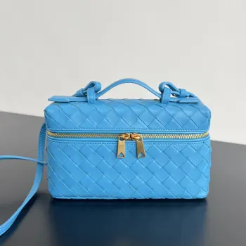 BV新款  Vanity Case 绳带化妆包 789109 是一只超实用又很有型的盒子化妆包呀 采用品牌最经典的牛皮编织 搭配双向拉链开合 整体风格复古而优雅 顶部可提手 肩带可随意调节 手提优雅气质 斜挎休闲随性 解锁各种凹造型场景  尺寸 22x12.5x5