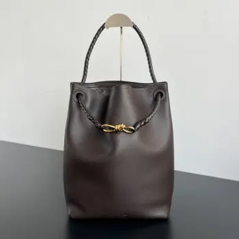 Bv新品 Andiamo Bucket水桶包  844169 全新水桶包造型设计直接戳中 随性美   采用荷兰Silky Calf 小牛皮  摸起来软糯糯超级过瘾  搭配可滑动的肩带 intrecciato编织内袋  光面和编织的完美融合 非常的有层次感 肩带可以随意拆卸 可单肩 斜挎 手拎 风格随意切换 水桶版型超能装 笔记本电脑 杂七杂八全塞的下 看似简约却处处是细节 属于越背越喜欢的类型  好看又好装 的质感包 闭眼入就对了 尺寸 34x24x12