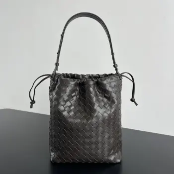BV新品 编织水桶包 836020  编织工艺与水桶造型结合 简约中不失独特的设计感 超级实用百搭款 包身采用经典编织牛皮革 质感细腻且富有光泽感  包口采用抽绳设计 可自由调节开合大小 即方便收纳物品 又能增添随性的风格 配有可调节皮革手提袋 内里设有一个拉链隔层同时附带一条金属圆环的小挂饰 为包包增添了一丝精致感 桶包造型即展现出低调的奢华感 又带有一份随性的时尚气质 尺寸:33*24*14cm