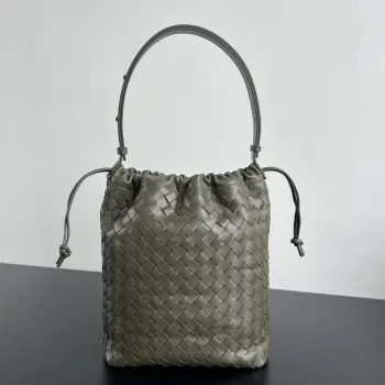 BV新品 编织水桶包 836020  编织工艺与水桶造型结合 简约中不失独特的设计感 超级实用百搭款 包身采用经典编织牛皮革 质感细腻且富有光泽感  包口采用抽绳设计 可自由调节开合大小 即方便收纳物品 又能增添随性的风格 配有可调节皮革手提袋 内里设有一个拉链隔层同时附带一条金属圆环的小挂饰 为包包增添了一丝精致感 桶包造型即展现出低调的奢华感 又带有一份随性的时尚气质 尺寸:33*24*14cm