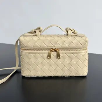  BV新款  Vanity Case 绳带化妆包 789109 是一只超实用又很有型的盒子化妆包呀 采用品牌最经典的牛皮编织 搭配双向拉链开合 整体风格复古而优雅 顶部可提手 肩带可随意调节 手提优雅气质 斜挎休闲随性 解锁各种凹造型场景  尺寸 22x12.5x5