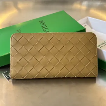  Bv 男士编织钱包 593217  经典编织牛皮制成 柔软舒适  有质感 内部细致的分隔设计和高品质的内衬材料 确保了钱包的耐用性和整齐有序 可以存放现金 卡片 和其他小物品 非常的实用 出门带上它足够  这款钱包绝对是您的最佳选择  尺寸 19x10x2