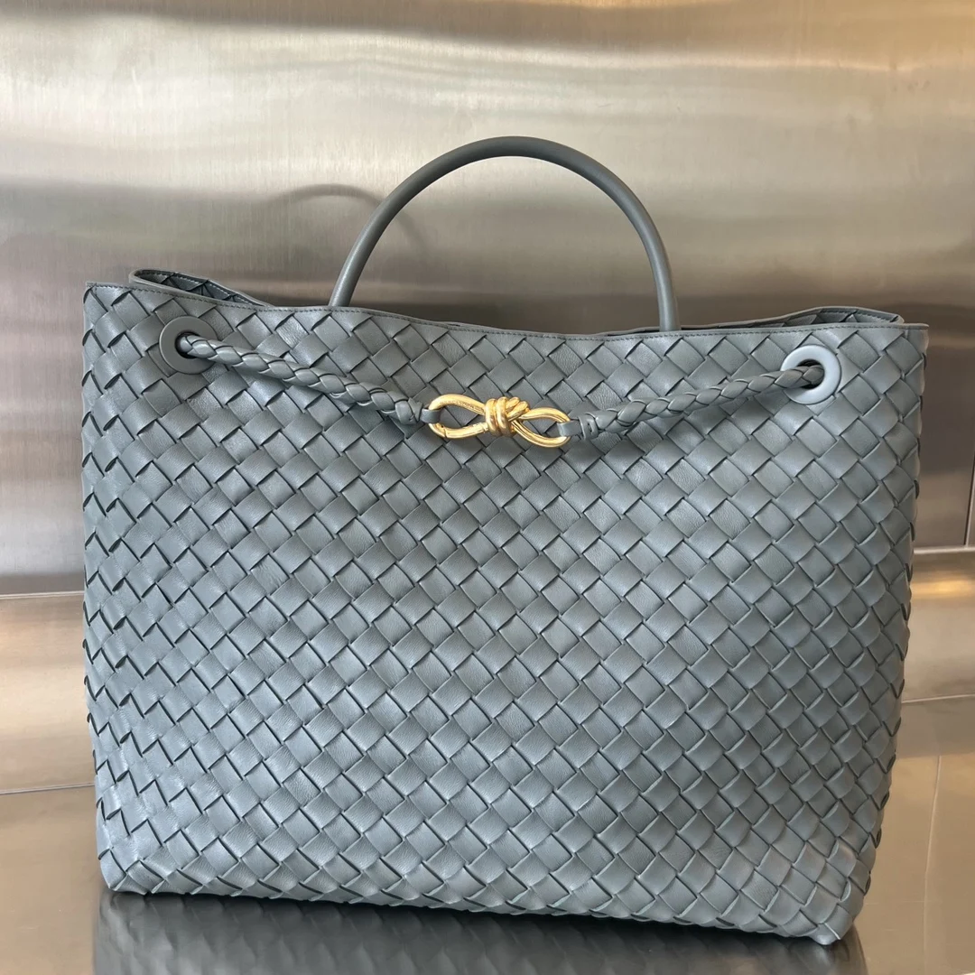 原单BV女包|高仿BV女包|精仿BV女包|一比一BV女包 Bottega Veneta 2023春夏新款Andiamo手袋  众多明星同款  743575  经典的全身皮革编织搭配金色绳结扣 够沉稳也够潇洒整体皆由Nappa羊皮革制成 舒适柔软且富有动感 可滑动的金属绳结扣可以调整肩带 单肩 手伶 斜挎 多种背法 包身容量大 通勤 日常 出游都很合适 这款包分为小号 中号  大号 总有一款适合你  那就带我走叭  尺寸:45*22*34