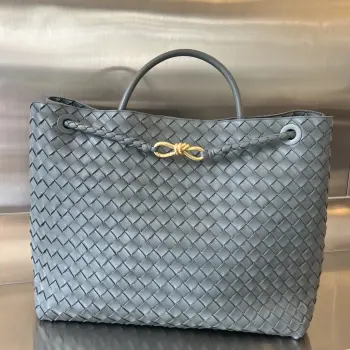  Bottega Veneta 2023春夏新款Andiamo手袋  众多明星同款  743575  经典的全身皮革编织搭配金色绳结扣 够沉稳也够潇洒整体皆由Nappa羊皮革制成 舒适柔软且富有动感 可滑动的金属绳结扣可以调整肩带 单肩 手伶 斜挎 多种背法 包身容量大 通勤 日常 出游都很合适 这款包分为小号 中号  大号 总有一款适合你  那就带我走叭  尺寸:45*22*34