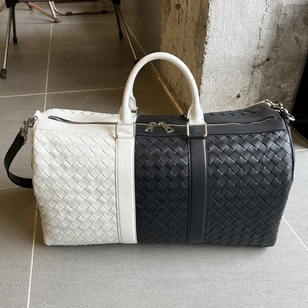 原单BV男包|高仿BV男包|精仿BV男包|一比一BV男包Bv intrecciato编织  755127 旅行包  超大的容量 极致的品质 满足一切你对旅行需求幻想 内外采用柔韧牛皮编织皮革 外观上展现出高品质与精致 每一次触摸都能感受到其独特的质感 内外充足的口袋 带有可拆卸的内袋 耐用轻便好收纳  旅行包成为人们出行的不可或缺的伴侣    尺寸 宽50cm*高27cm*深24cm* 提手15cm*背袋55cm*