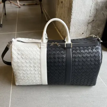 Bv intrecciato编织  755127 旅行包  超大的容量 极致的品质 满足一切你对旅行需求幻想 内外采用柔韧牛皮编织皮革 外观上展现出高品质与精致 每一次触摸都能感受到其独特的质感 内外充足的口袋 带有可拆卸的内袋 耐用轻便好收纳  旅行包成为人们出行的不可或缺的伴侣    尺寸 宽50cm*高27cm*深24cm* 提手15cm*背袋55cm*