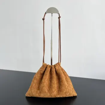  Bv 新款  抽绳Dustbag 垃圾袋   796728  垃圾袋真的好搭 慵懒自在的随意感 以经典编织设计 塑造时尚界的不败单品  束口的抽绳设计自然开口褶皱感和柔嫩牛皮光滑细腻 处处透露着这只包的慵懒精致感  不仅自重轻容量也很足哦 想要一个松弛感十足的包包 就入手这个能让你快乐的垃圾袋叭 尺寸 32x23