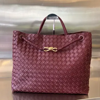 Bottega Veneta 2023春夏新款Andiamo手袋  众多明星同款  743575  经典的全身皮革编织搭配金色绳结扣 够沉稳也够潇洒整体皆由Nappa羊皮革制成 舒适柔软且富有动感 可滑动的金属绳结扣可以调整肩带 单肩 手伶 斜挎 多种背法 包身容量大 通勤 日常 出游都很合适 这款包分为小号 中号  大号 总有一款适合你  那就带我走叭  尺寸:45*22*34