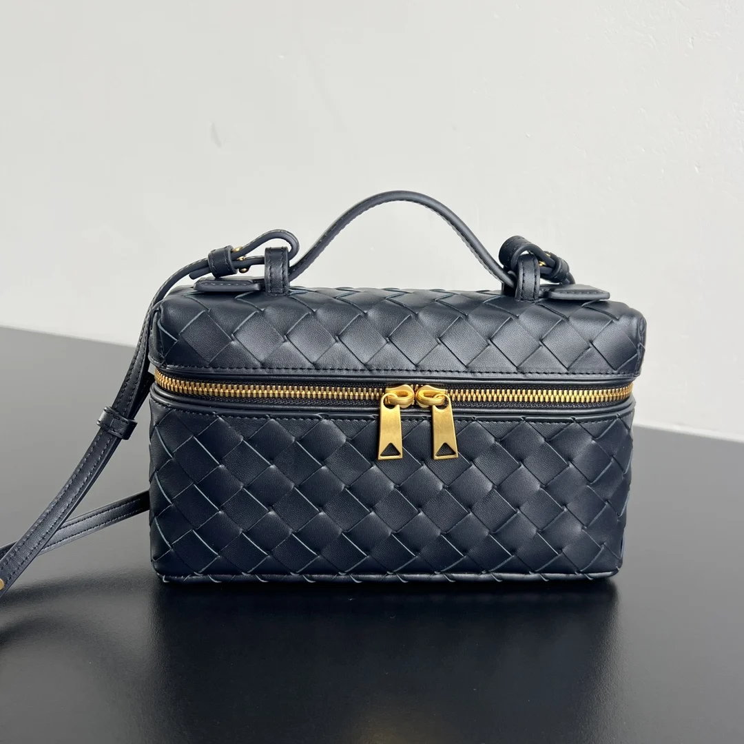 原单BV女包|高仿BV女包|精仿BV女包|一比一BV女包BV新款  Vanity Case 绳带化妆包 789109 是一只超实用又很有型的盒子化妆包呀 采用品牌最经典的牛皮编织 搭配双向拉链开合 整体风格复古而优雅 顶部可提手 肩带可随意调节 手提优雅气质 斜挎休闲随性 解锁各种凹造型场景  尺寸 22x12.5x5