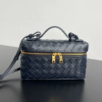 BV新款  Vanity Case 绳带化妆包 789109 是一只超实用又很有型的盒子化妆包呀 采用品牌最经典的牛皮编织 搭配双向拉链开合 整体风格复古而优雅 顶部可提手 肩带可随意调节 手提优雅气质 斜挎休闲随性 解锁各种凹造型场景  尺寸 22x12.5x5