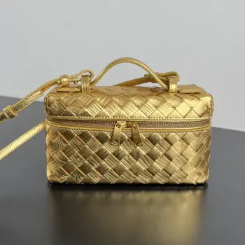  BV新款  Vanity Case 绳带化妆包 789109 圣诞限定款 木纹烫印编织搭配金银色系 贵气感炸裂 是一只超实用又很有型的盒子化妆包呀 羊皮革材质 质感超柔软舒适 搭配双向拉链开合 整体风格复古而优雅 顶部可提手 肩带可随意调节 手提优雅气质 斜挎休闲随性 解锁各种凹造型场景  尺寸 22x12.5x5