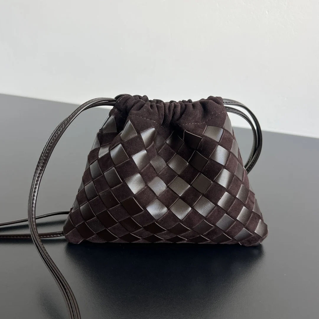 原单BV女包|高仿BV女包|精仿BV女包|一比一BV女包 Bv 新款  抽绳Dustbag 垃圾袋   816987 麂皮拼皮真的很时尚百搭 慵懒自在的随意感 以经典编织设计 塑造时尚界的不败单品  束口的抽绳设计自然开口褶皱感和柔嫩牛皮光滑细腻 处处透露着这只包的慵懒精致感  不仅自重轻容量也很足哦 想要一个松弛感十足的包包 就入手这个能让你快乐的垃圾袋叭 尺寸 21x16.6x1