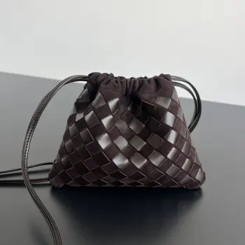  Bv 新款  抽绳Dustbag 垃圾袋   816987 麂皮拼皮真的很时尚百搭 慵懒自在的随意感 以经典编织设计 塑造时尚界的不败单品  束口的抽绳设计自然开口褶皱感和柔嫩牛皮光滑细腻 处处透露着这只包的慵懒精致感  不仅自重轻容量也很足哦 想要一个松弛感十足的包包 就入手这个能让你快乐的垃圾袋叭 尺寸 21x16.6x1