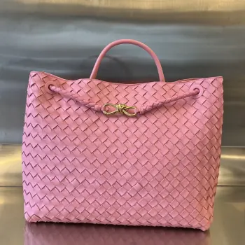  Bottega Veneta 2023春夏新款Andiamo手袋  众多明星同款  743575  经典的全身皮革编织搭配金色绳结扣 够沉稳也够潇洒整体皆由Nappa羊皮革制成 舒适柔软且富有动感 可滑动的金属绳结扣可以调整肩带 单肩 手伶 斜挎 多种背法 包身容量大 通勤 日常 出游都很合适 这款包分为小号 中号  大号 总有一款适合你  那就带我走叭  尺寸:45*22*34