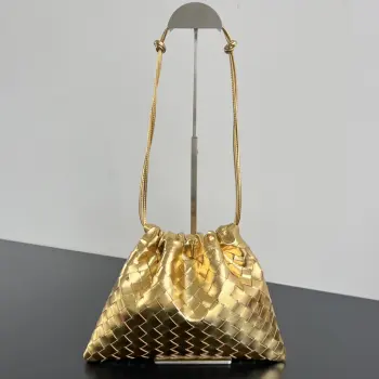  Bv 新款  抽绳Dustbag 垃圾袋   796728  把金色的温柔揉进编织纹理 拎起来就是优雅本身  束口的抽绳设计自然开口褶皱感和柔嫩牛皮光滑细腻 处处透露着这只包的慵懒精致感  不仅自重轻容量也很足哦 想要一个松弛感十足的包包 就入手这个能让你快乐的垃圾袋叭 尺寸 32x23