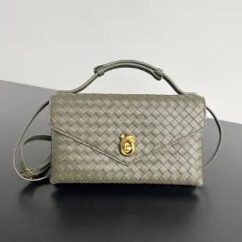  Bv 新款 Knot Lock斜挎包 817191  2025早春kont lock新系列 火热上市 品牌经典编织工艺 搭配kont的金属旋转纽扣精致亮眼 是细节的奢华点缀 上身大气优雅 内部双隔层 卡位 背部隔层 超能装 多种背法 肩带可拆卸 手提 肩背 斜挎 复古且时髦 精致老线风轻松拿捏 尺寸 25x16x5.5