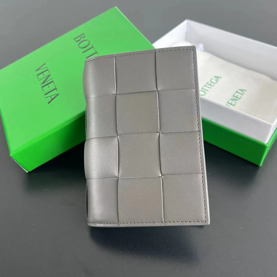 原单BV钱包|高仿BV钱包|精仿BV钱包|一比一BV钱包B家 新款cassette护照夹   777046  经典的编织元素是bv的标志  由羊皮和内里牛皮组成 柔软适中  质感耐用耐造 除了放护照 还可以放下卡片证件 和少量现金 小巧精致 超级适合旅行时使用 编织是该牌子永远的经典存在 尺寸 13.6x10.5