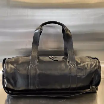 葆蝶家出健身包啦 731192  运动季必入单品 日常健身 出行 旅行都可随心驾驭  油蜡牛皮制成 光泽感强 质感细腻柔软 肩带随意调节  斜挎 单肩 手提 男女皆可 容量很大 足够放下运动时的所有装备 外出旅行搭配拉杆箱 油蜡质感不带任何花纹 主打的就是高级 和大容量 随心放 49x22x21.5