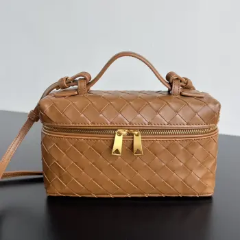  BV新款  Vanity Case 绳带化妆包 789109 是一只超实用又很有型的盒子化妆包呀 采用品牌最经典的牛皮编织 搭配双向拉链开合 整体风格复古而优雅 顶部可提手 肩带可随意调节 手提优雅气质 斜挎休闲随性 解锁各种凹造型场景  尺寸 22x12.5x5
