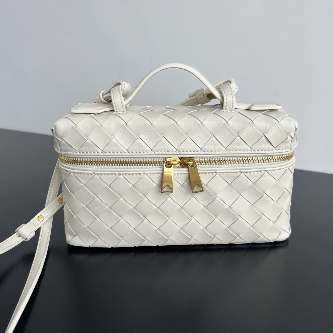 原单BV女包|高仿BV女包|精仿BV女包|一比一BV女包 BV新款  Vanity Case 绳带化妆包 789109 是一只超实用又很有型的盒子化妆包呀 采用品牌最经典的牛皮编织 搭配双向拉链开合 整体风格复古而优雅 顶部可提手 肩带可随意调节 手提优雅气质 斜挎休闲随性 解锁各种凹造型场景  尺寸 22x12.5x5