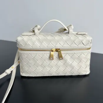  BV新款  Vanity Case 绳带化妆包 789109 是一只超实用又很有型的盒子化妆包呀 采用品牌最经典的牛皮编织 搭配双向拉链开合 整体风格复古而优雅 顶部可提手 肩带可随意调节 手提优雅气质 斜挎休闲随性 解锁各种凹造型场景  尺寸 22x12.5x5