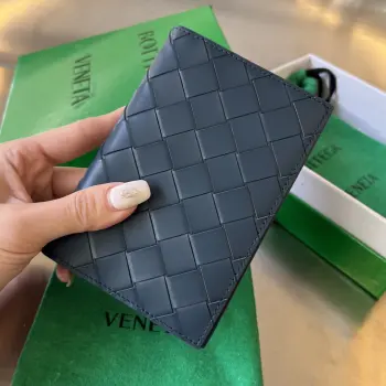 B家 新款护照夹607482  经典的编织元素是bv的标志  由牛皮制成 触感很柔软 耐用耐造 除了放护照 还可以放下卡片证件 和少量现金 小巧精致 国门大开放 护照夹必备单品 超级适合旅行时使用 编织是该牌子永远的经典存在 尺寸 13.3x9.5