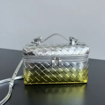  BV新款  Vanity Case 绳带化妆包 789109 在光照下 二种颜色的叠色太梦幻了  采用品牌最经典的牛皮编织 搭配双向拉链开合 整体风格复古而优雅 顶部可提手 肩带可随意调节 手提优雅气质 斜挎休闲随性 解锁各种凹造型场景  尺寸 22x12.5x5